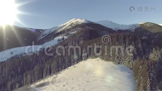 美丽的冬季空中飞行飞越山脉景观乌克兰冒险徒步旅行滑雪度假旅行视频