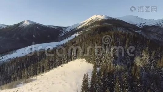 美丽的冬季空中飞行飞越山脉景观冒险徒步旅行滑雪度假旅行视频