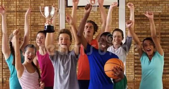 高中学生在篮球场上捧着奖杯欢呼视频