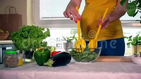 孕妇用玻璃菜拌沙拉视频