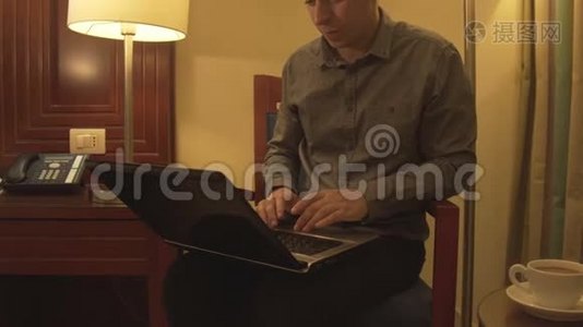 在家庭内部使用笔记本电脑打字。视频