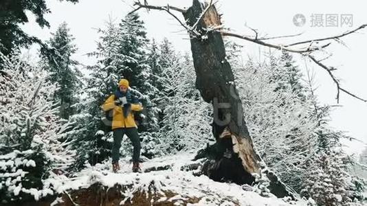 人走过寒冷的冬林，白雪覆盖视频