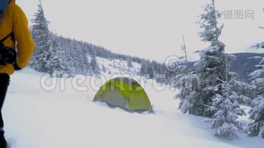 一个背着背包的人在冬天的山里旅行视频