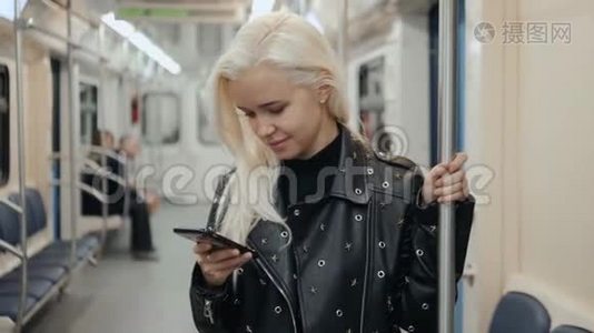 女人在地铁里使用智能手机，年轻女孩在火车运输学生视频