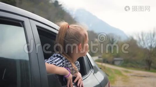 小女孩在路上旅行充满了惊奇和探索。 生活方式，家庭出行理念..视频