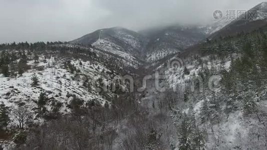 阴沉的积雪覆盖的山脉，鸟瞰.视频