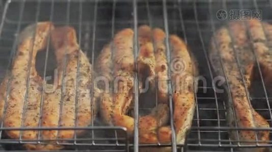烤架烤的鳟鱼牛排，特写视频