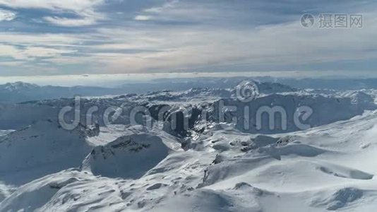 飞越杜米托山上白雪皑皑的山峰视频