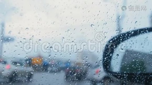 从车窗透过雨看道路。 布鲁尔。视频