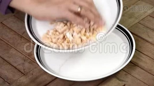 在木桌上的纸盘上放置淡辣椒蒜的视频片段视频