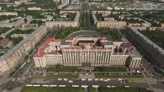 在俄罗斯圣彼得堡的苏联大厦上空飞行视频