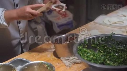 手工拍摄的中国厨师烹饪著名的中国饺子与各种填充。 游中国概念.. 中文视频