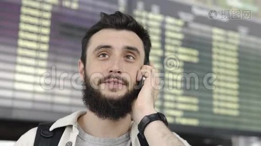 站在机场的胡子男在电话里说话视频