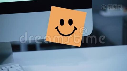微笑的性格。 微笑在显示器上画贴纸视频
