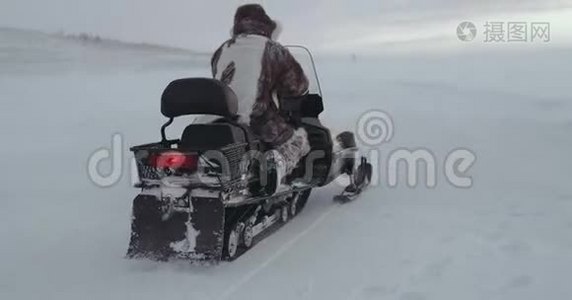 一位年轻的旅行者驾驶着一辆雪车在亚马尔湖上行驶。 远征2016年。 从后面开枪。 红色史诗慢动作。 高清高清视频