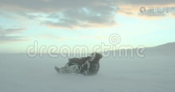穿着驯鹿皮衣的迷路的年轻旅行者以他最后的力量站在北极暴风雪中。 山马远征2016视频