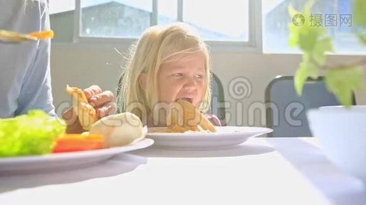小金发女孩吃鸡妈妈身边的桌子视频