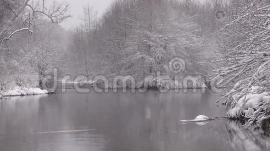 暴风雪中的河流视频