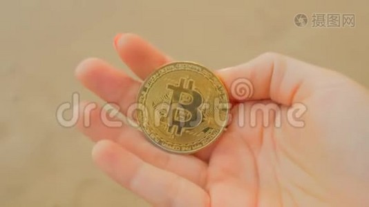 BTC金币作为手中电子虚拟货币的象征视频