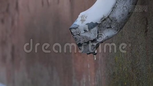 雨水从排水管上流出视频