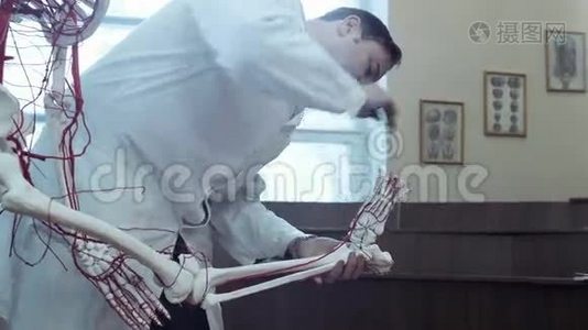 解剖学课上的医学生视频