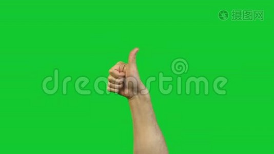 男性右手拇指在绿色背景上视频