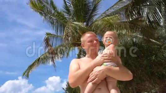 爸爸和幼儿在海滩上。 父亲`关怀理念视频