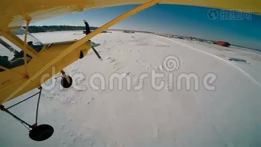 黄色飞机降落在雪地上视频