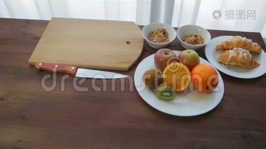 在白色的盘子里有水果橘子，苹果，猕猴桃.. 相机向左向右移动视频