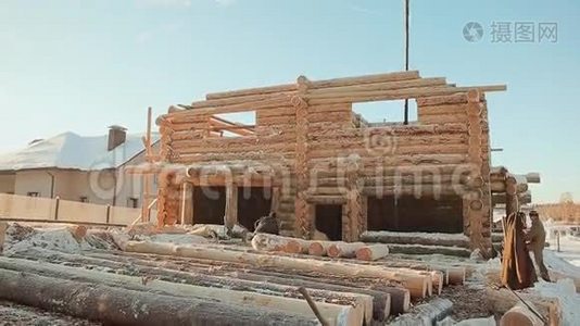 建造木屋.. 冬季建筑工地。 加拿大角砌体。 加拿大风格。视频