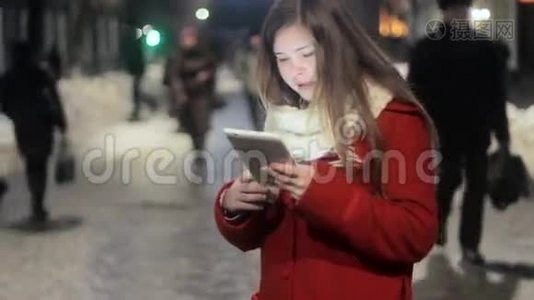 城市中使用平板电脑的年轻女孩通勤视频
