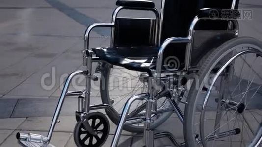 禁止轮椅在现代商业区附近滚动视频