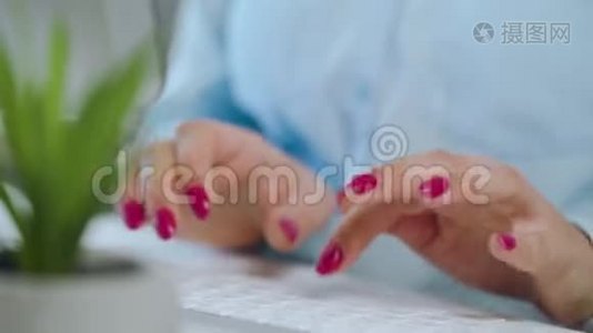在电脑键盘上输入漂亮指甲的女性手视频