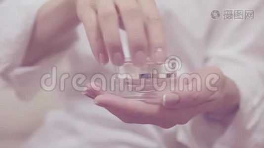 嫩嫩的女人手的特写镜头打开护肤霜的玻璃瓶.. 漂亮的手，优雅的法式指甲视频