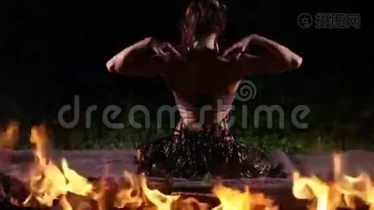 火焰中美丽的舞者视频