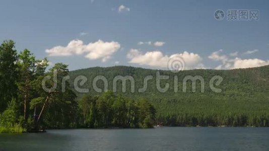 夏季大自然山林湖泊景观，时断时续.. 美丽的绿色自然的时间流逝，旁边盛开的树木视频