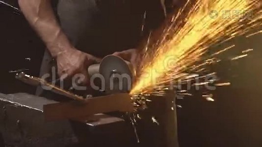 金属角磨机切割时火花.. 使用工业磨床的工人。 慢动作视频