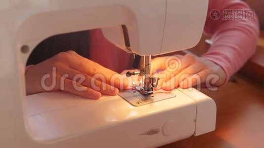 女人用缝纫机缝纫-特写视频