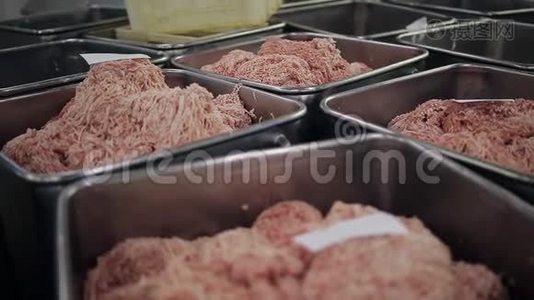 香肠肉糜的生产。 很多猪肉和牛肉的肉末视频