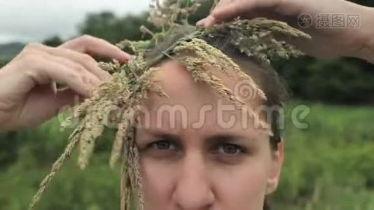 4k花圈制作女孩，穿着灰色手工制作的衣服，绿色背景，棕榈树、草、小山、哥伦比亚花园视频