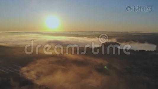 雾景日出令人惊叹的晨雾视频
