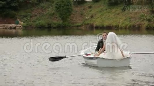 新娘和新郎在船上视频