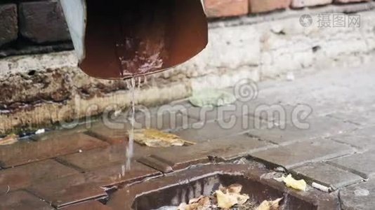 雨水从排水管流出.视频