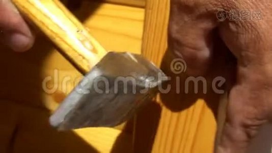 工人用钉子和锤子的细节视频