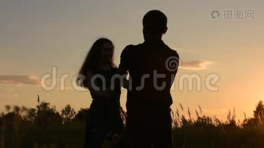 美丽的漩涡夫妇牵着手。 日落时分。视频