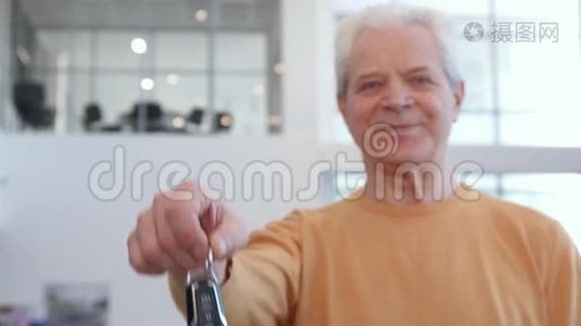 老人手里握着汽车钥匙视频