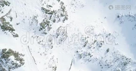 空中俯瞰冬季雪山，登山滑雪者向上攀登。雪覆盖视频