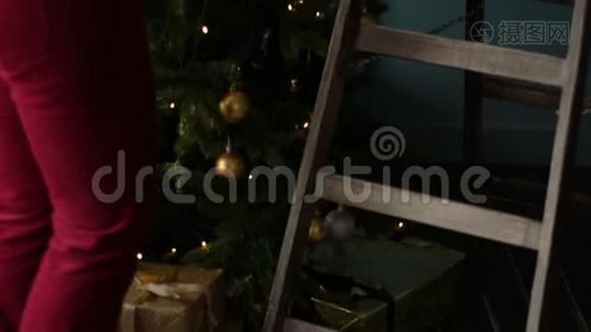 母亲和儿子快乐装饰圣诞树视频
