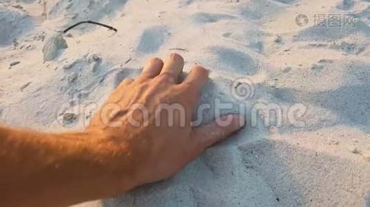 把人从手指间涌来的沙子关上。 慢动作视频