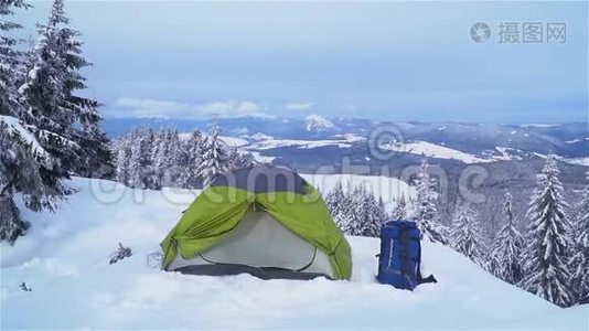 一个背着背包的人在冬天的山里旅行视频